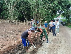 Babinsa Koramil 06/Trs Gotong Royong Bersihkan Saluran Air