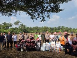 Dorong Program Ketahanan Pangan, Kapolres Serang Bantu Kelompok Tani Bibit Jagung dan Pupuk di Kecamatan Tunjung Teja