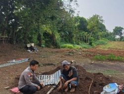 Tingkatkan Hasil Produksi,  Bhabinkamtibmas Polsek Serang Polresta Serang Kota Bantu Warga Olah Pupuk Kandang