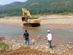 PT SBJ Turunkan Alat Berat Bantu Petani Buka Akses Irigasi Sawah di Sungai Cidikit