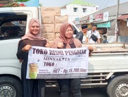 PT ASD dan Bulog Distribusikan Minyak Goreng Bersubsidi di Pasar Anyar Serang