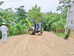 Pengerasan Badan Jalan TMMD ke-125 Kodim 0623/Cilegon : Sudah 90 Persen Melalui Semangat Gotong Royong