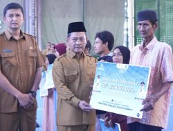 Simbolis, Wabup Serang Najib Hamas Serahkan Bantuan 497 RTLH