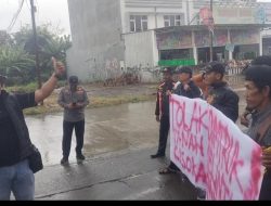 Bentuk Protes Masyarakat Cisoka Hadang Dum Truk Tanah Yang Melintas Langgar Jam Operasional