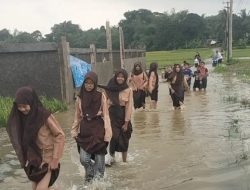 Kp Janur Desa Bojongloa Cisoka, Siswi MTS Darussalam Terjebak Banjir Akibat Curah Hujan Yang Terus Menerus